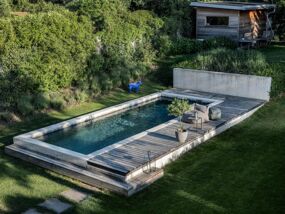 Pool aus Beton in grüer Landschaft