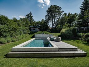 Pool aus Beton in grüer Landschaft